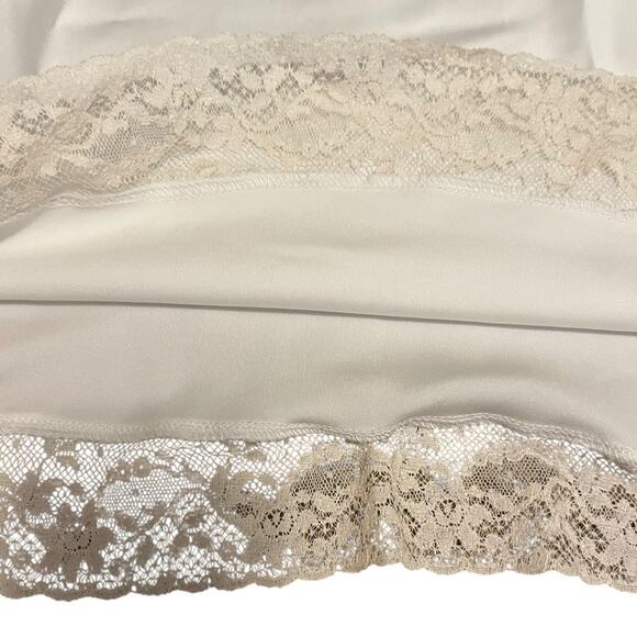 Corhan off white short nightgown with lace trim and bow design - Picture 7 of 10